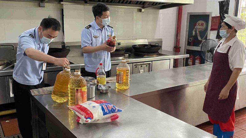 揭秘网红休闲食品：从生产到餐桌的蜕变之路